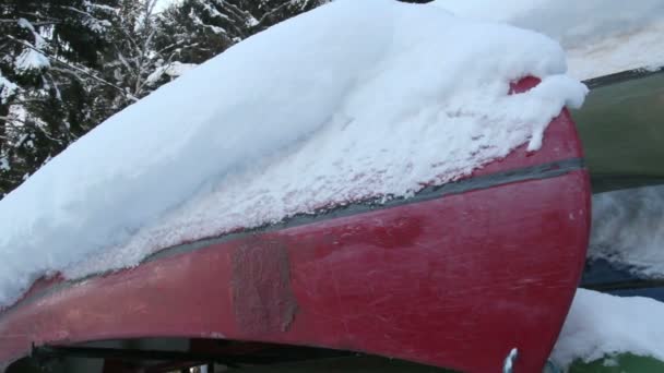 Barcos coloridos cubiertos de nieve — Vídeo de stock