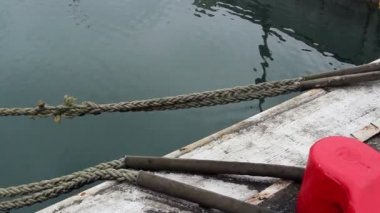 bir ip üzerinde geminin bağlı dock