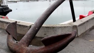 bağlantı noktası alanında büyük bir eski çapa