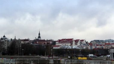 City scape görünümü tarafından geçen araba ile