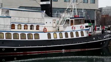 dock üzerindeki Amiral adlı büyük bir gemi