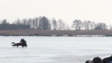 bir motosiklet motosiklet mobil araba çok hızlı kar üzerinde bir kızak çekme
