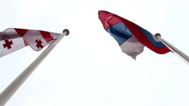 iki Ulus Bayrak havada sallayarak