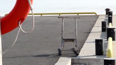 bağlantı noktasında bir sallanan sandalye