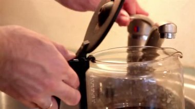 dönüm üzerinde musluk ve su koyarak kahve makinesi