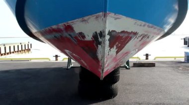 Mavi büyük bir teknede bekleme