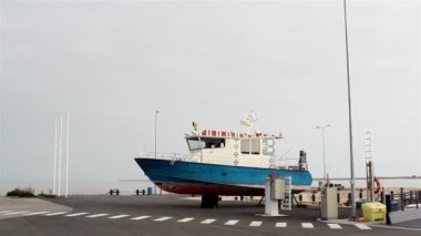 bağlantı noktası ile teknede bekleme ve bayrak direği
