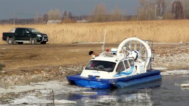 dock ve kadın teknede çıkıyor