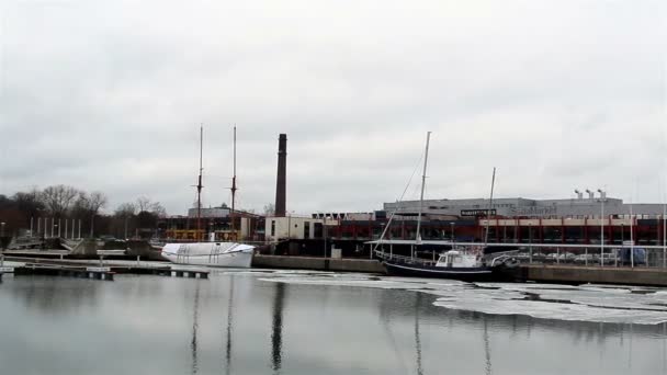 Staden hamnar port området med fartyg på docka — Stockvideo