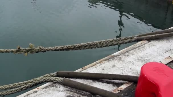 Ett rep bundet på fartyget på docka — Stockvideo
