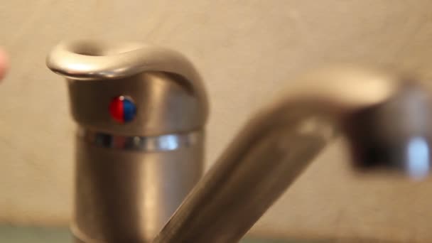 Turning on a faucet — Stock Video