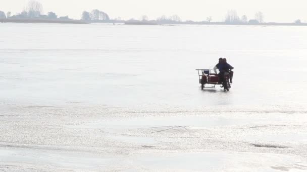 Автомобиль мотоцикла тянет сани на снегу — стоковое видео