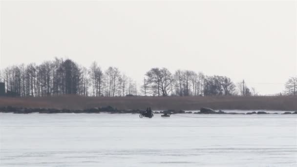 Une voiture mobile transportant le traîneau sur la neige — Video