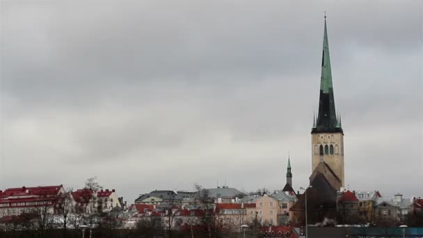 Une vue sur la ville avec de vieux bâtiments — Video