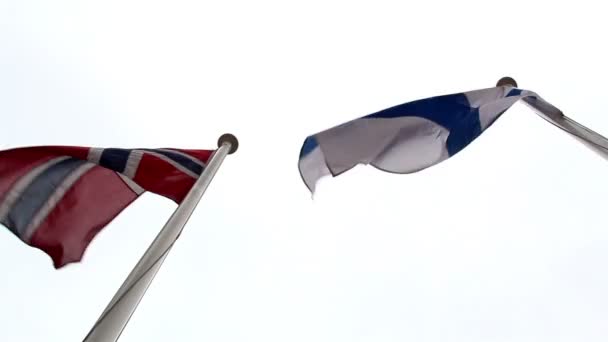 So schnell wehen zwei europäische Flaggen — Stockvideo
