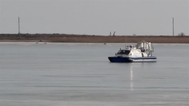 Un barco azul sobre nieve moviéndose rápido — Vídeo de stock