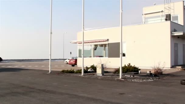 Una vista de un puerto con un barco en el muelle y un edificio — Vídeos de Stock