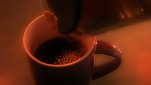 Gieten van koffie op de mok — Stockvideo