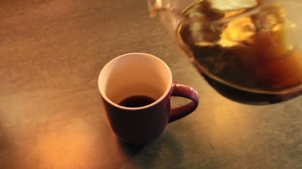 Kaffe från kaffebryggaren är hälls på muggen — Stockvideo