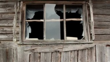 Kırık pencere cam bir evden