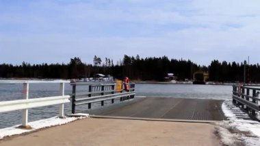 büyük bir gemi veya bir mavna