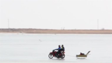karlı alanda balıkçılık için kullanılan bir motosiklet
