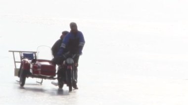 bir motosiklet üzerinde çok hızlı çalışan kar