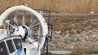 üzerinde mavi bir tekne dok içinde balıkçı ile