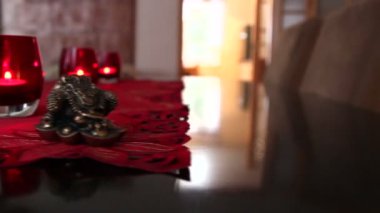 kırmızı cam üç mum