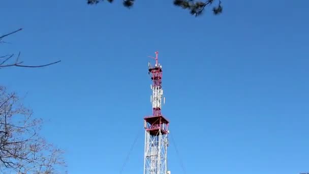 Vista de cerca de la parte superior de la torre — Vídeos de Stock