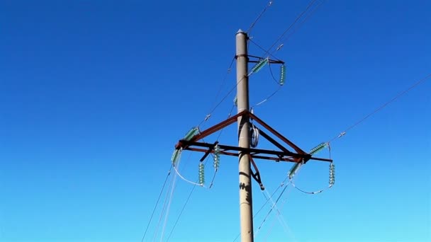 Ein Strommast mit einigen Kabeln darauf — Stockvideo