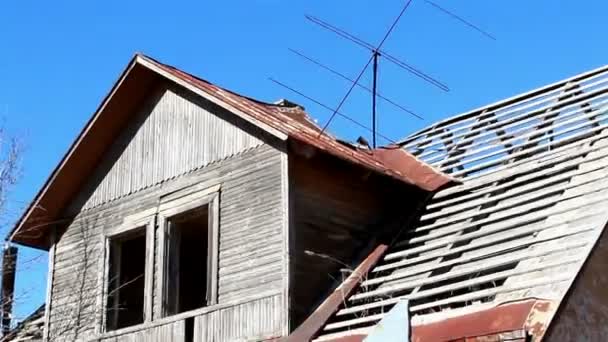 Uma velha casa de madeira e enferrujada — Vídeo de Stock