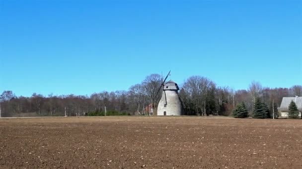 Starý větrný mlýn v zemi — Stock video