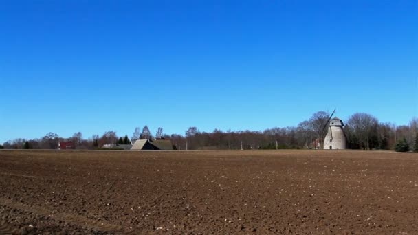Широкая ферма со старым ветряком — стоковое видео