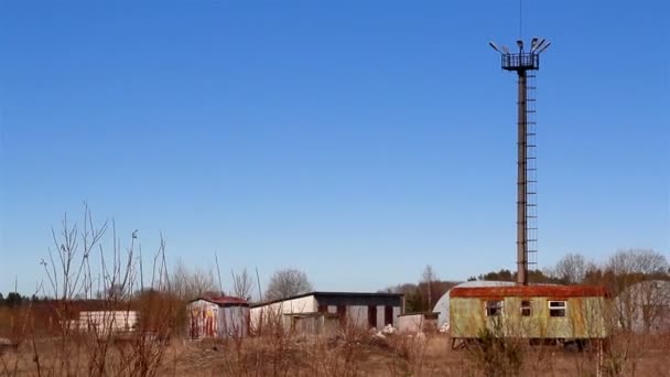 有一些小的建筑物的监狱塔 — 图库视频影像