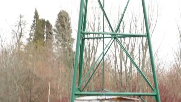 Grote metalen toren met de turbine op de top — Stockvideo