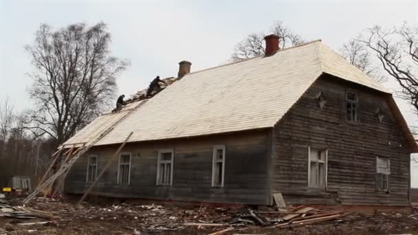 Deux couvreurs réparent le toit des maisons. — Video