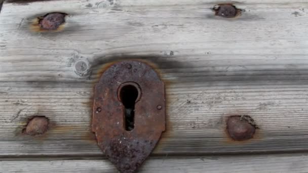 Cerradura oxidada en la teja de madera — Vídeos de Stock