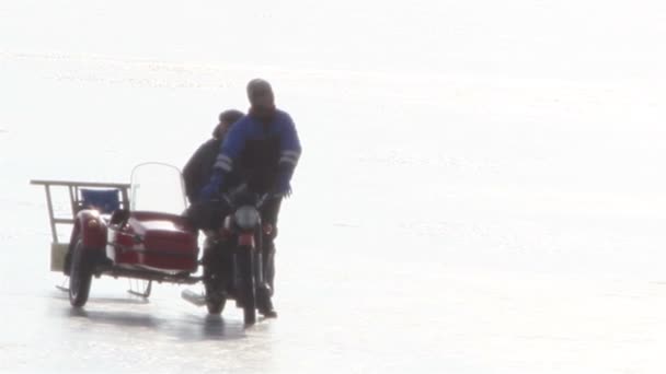 一辆摩托车跑得这么快的雪地上 — 图库视频影像