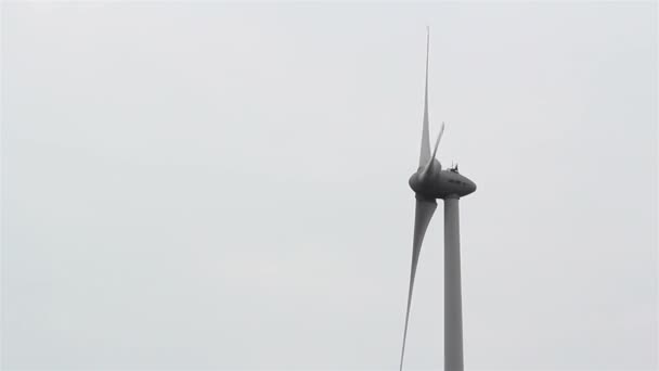 Langzaam verandert windmolen — Stockvideo
