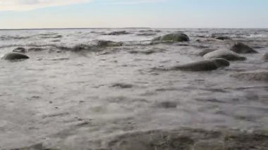 denizin üzerinde sabit bir su