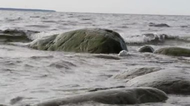 küçük dalgalar deniz suyu hazırlandı