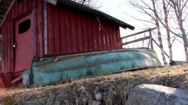 küçük bir ev arkasında büyük bir salıncak