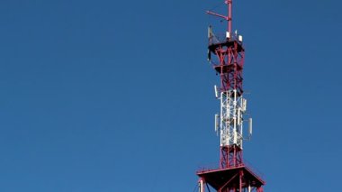 Kırmızı ve beyaz renkli gsm Kulesi