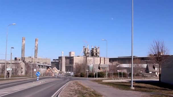 Vista de cerca de la fábrica de cemento — Vídeos de Stock