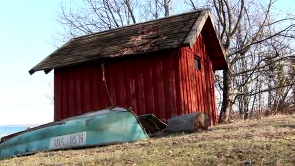 La maison rouge et les arbres sans feuilles — Video