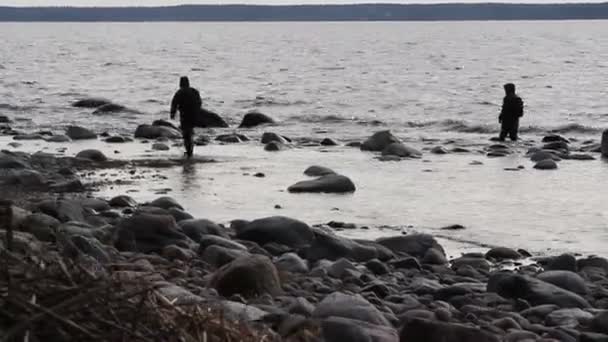 Dos pescadores capturando algunos peces en el mar — Vídeos de Stock