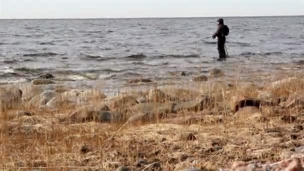 Um pescador a pescar peixe no mar — Vídeo de Stock