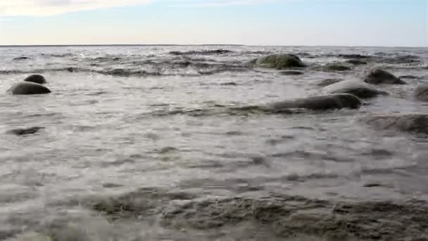 Små vågor på havet med stenar — Stockvideo