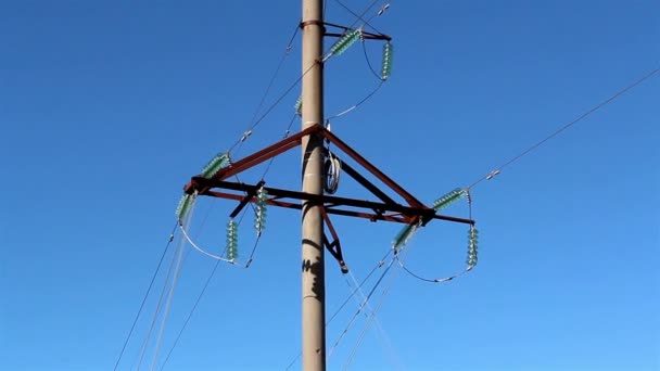 La forma triangular de metal en el poste — Vídeo de stock